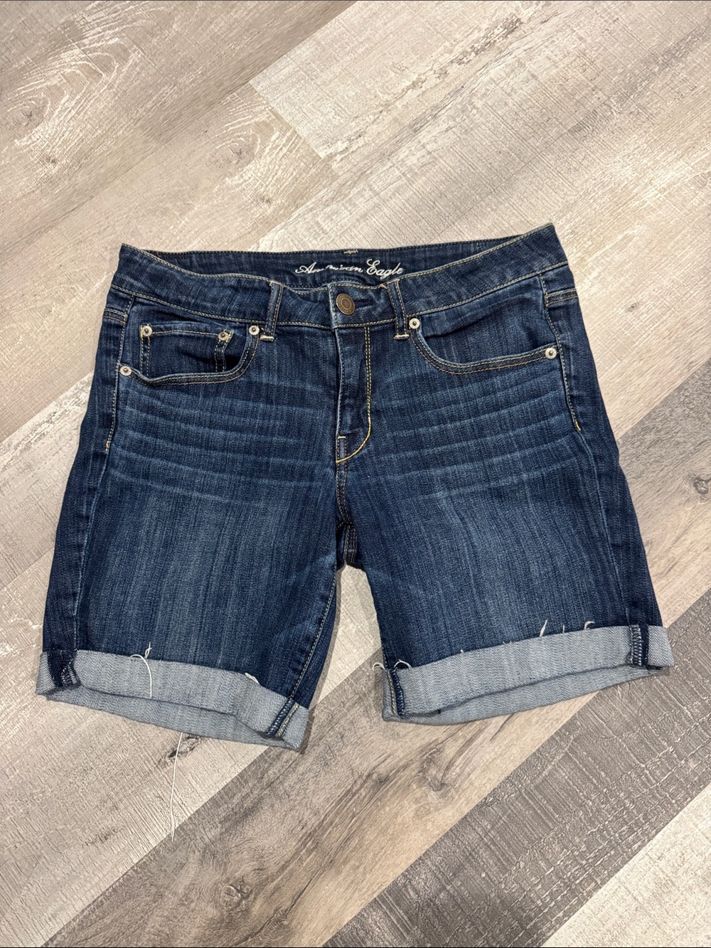 Like New Womens American Eagle Outfitters Dark Wash Denim Roll-Cuff Women's Shor